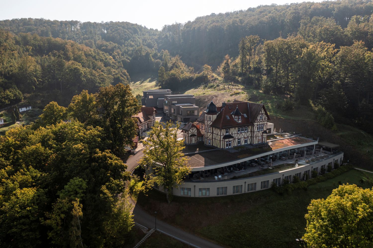 Umgeben vom Herbst Das Hotel & Spa Suiten FreiWerk in Herbststimmung belichtet und umgeben von den Farben der Bäume im Herbst.