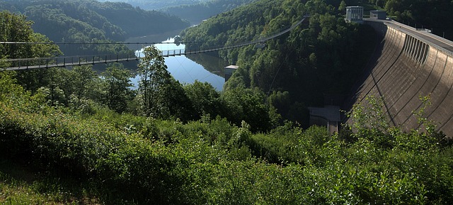 Längste Fußgängerhängebrücke im Harz über der Rappbodetalsperre zu finden.